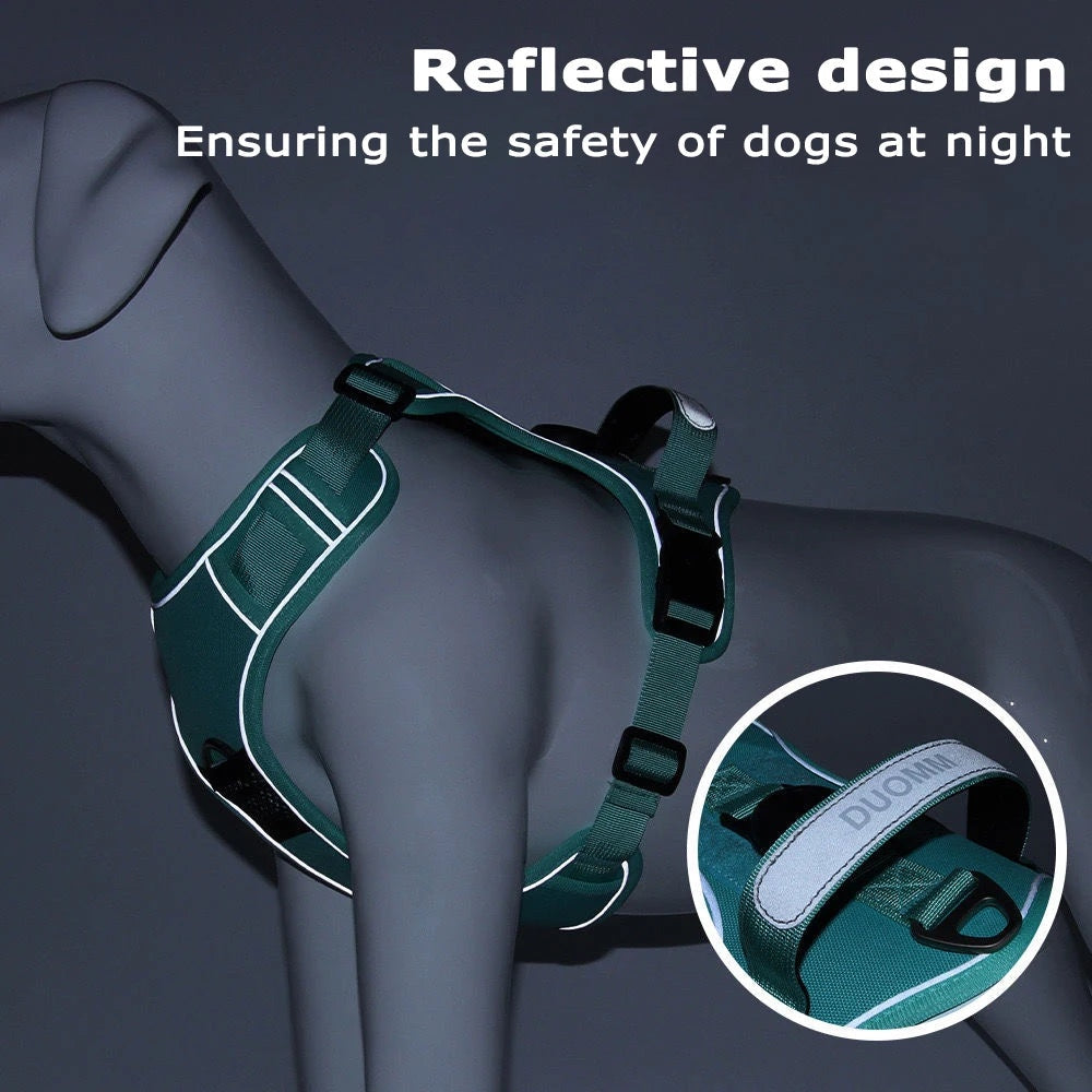 Harnais tactique vert Compagnon & Co en tissu Oxford avec bandes réfléchissantes et support AirTag sur mannequin chien